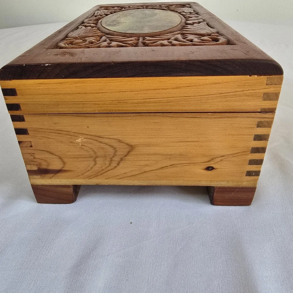 VTG Handcarved Cedar Box Finger-Jointed With Mirror Mountain and Water Landscape